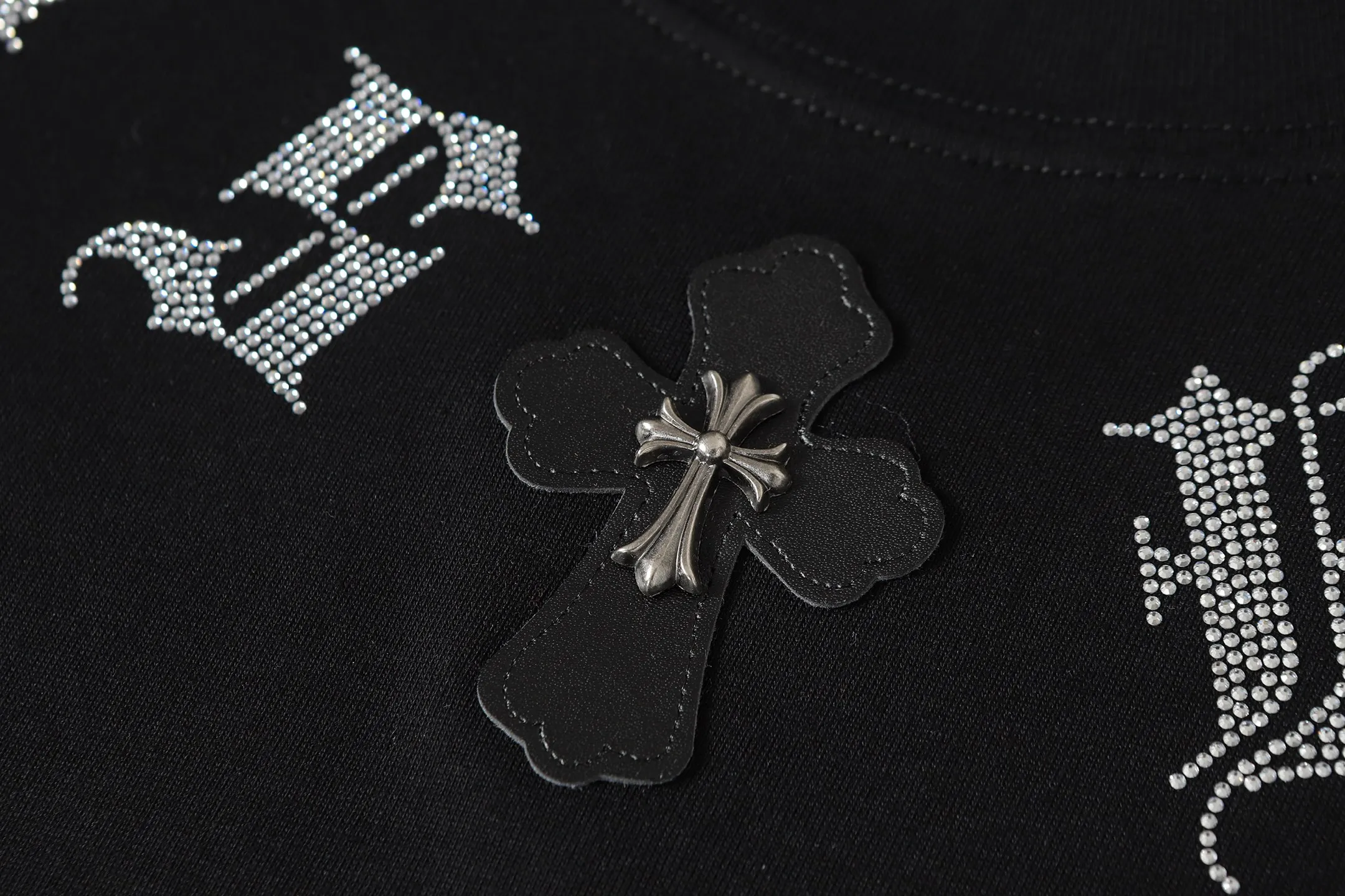P160 Cross-border running quantity model, please do not place an order if you pursue quality -Chrome Hearts/Chrome Hearts Sanskrit hot diamond Sanskrit horseshoe explosive short-sleeved T-shirt -High weight, high density and high quality, soft, delicate and skin-friendly wool, soft and silky to the touch, excellent warmth and skin-friendly properties -Customized weaving and dyeing, no color difference, no matter the fabric or workmanship details, beat the ordinary version on the market -Colour: black white -Size: S M L XL